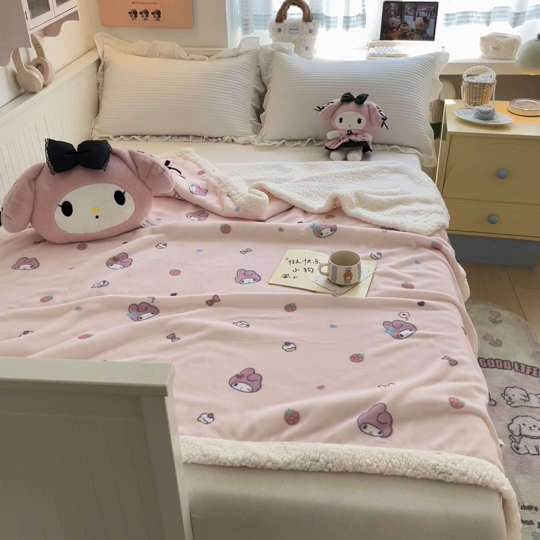 91家纺网 家纺一手货源 找家纺 葡萄家 2025新款A类三丽鸥正版授权少女可爱卡通加厚牛奶绒羊羔绒多功能四季毛毯毯子 绒毛毯-MT三丽鸥草莓美乐蒂