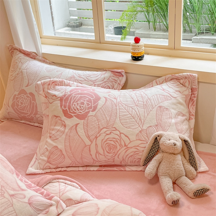 91家纺网 家纺一手货源 找家纺 名兮家居 2025新款立体加厚雕花绒单被套 朵美-粉