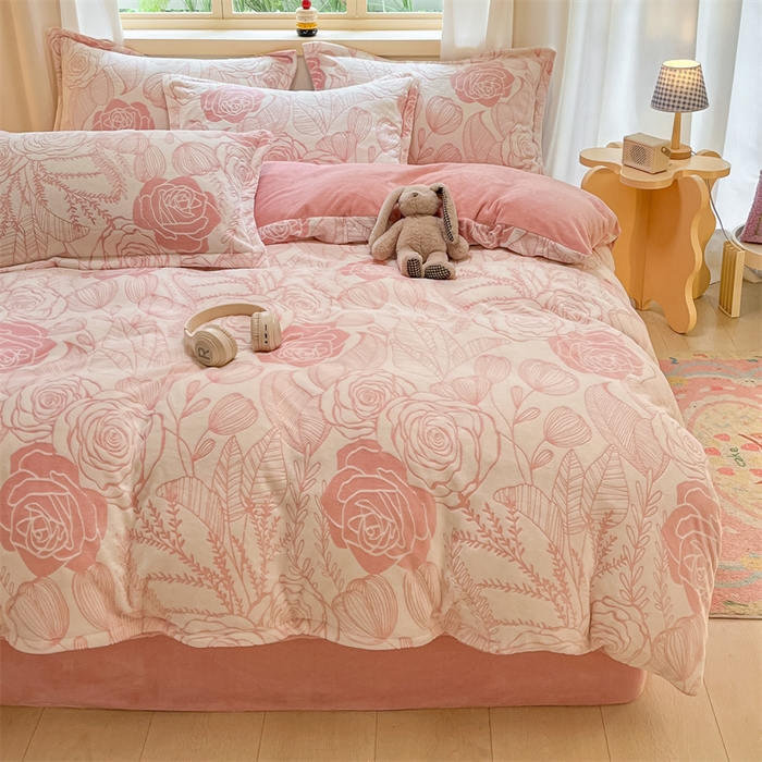 91家纺网 家纺一手货源 找家纺 名兮家居 2025新款立体加厚雕花绒单被套 朵美-粉