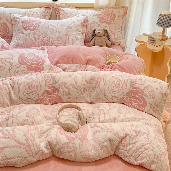 91家纺网 家纺一手货源 找家纺 名兮家居 2025新款立体加厚雕花绒单被套 朵美-粉