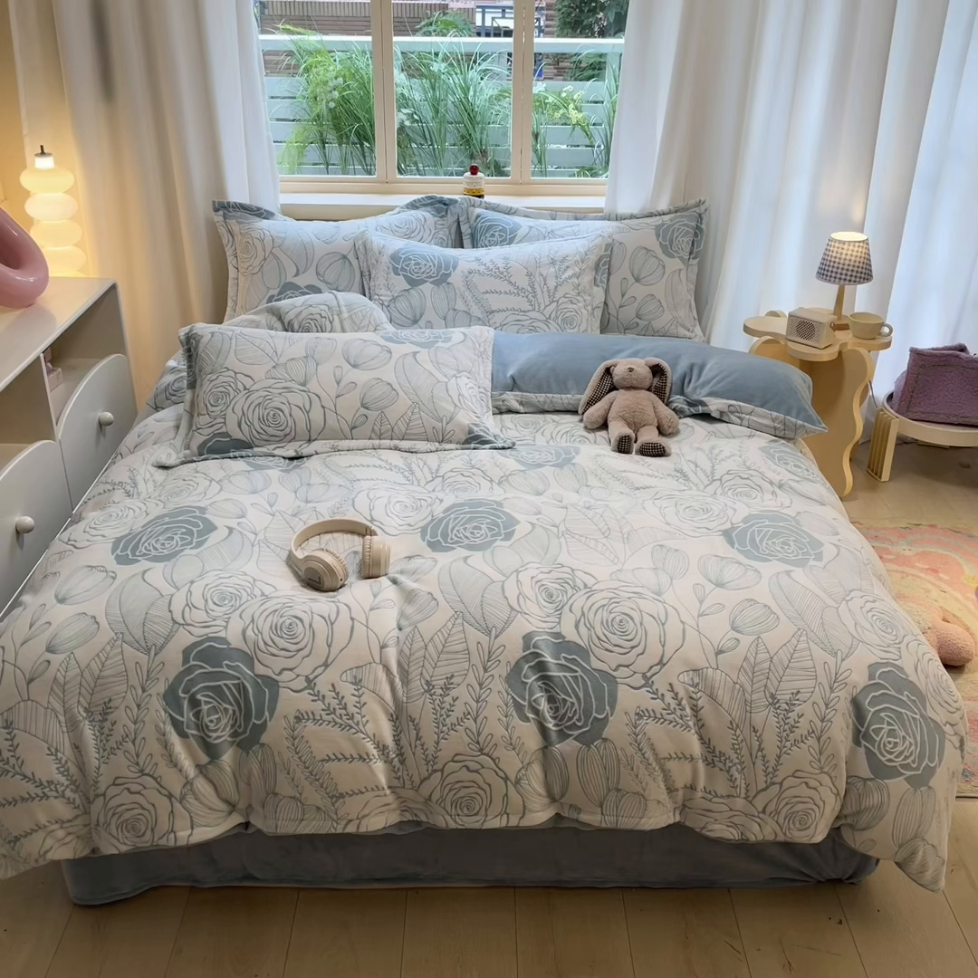 91家纺网 家纺一手货源 找家纺 名兮家居 2025新款立体加厚雕花绒单被套 朵美-蓝