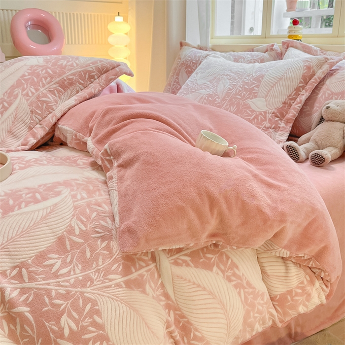 91家纺网 家纺一手货源 找家纺 名兮家居 2025新款立体加厚雕花绒单被套 千叶-粉