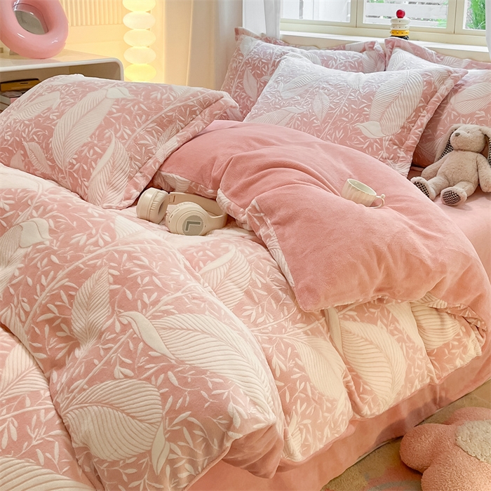 91家纺网 家纺一手货源 找家纺 名兮家居 2025新款立体加厚雕花绒单被套 千叶-粉