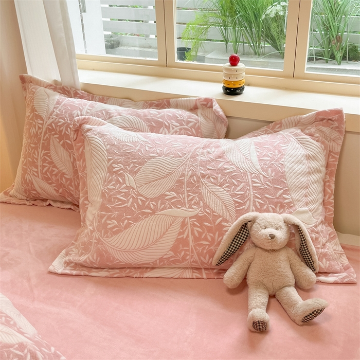 91家纺网 家纺一手货源 找家纺 名兮家居 2025新款立体加厚雕花绒单被套 千叶-粉