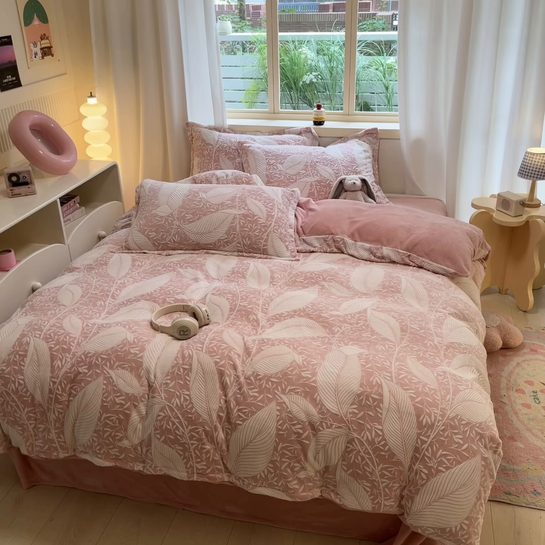 91家纺网 家纺一手货源 找家纺 名兮家居 2025新款立体加厚雕花绒单被套 千叶-粉