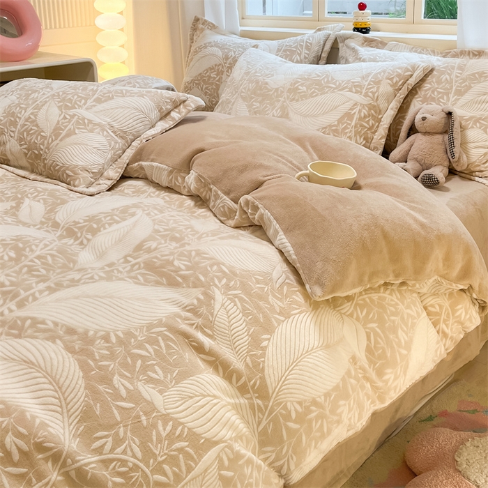 91家纺网 家纺一手货源 找家纺 名兮家居 2025新款立体加厚雕花绒单被套 千叶-咖