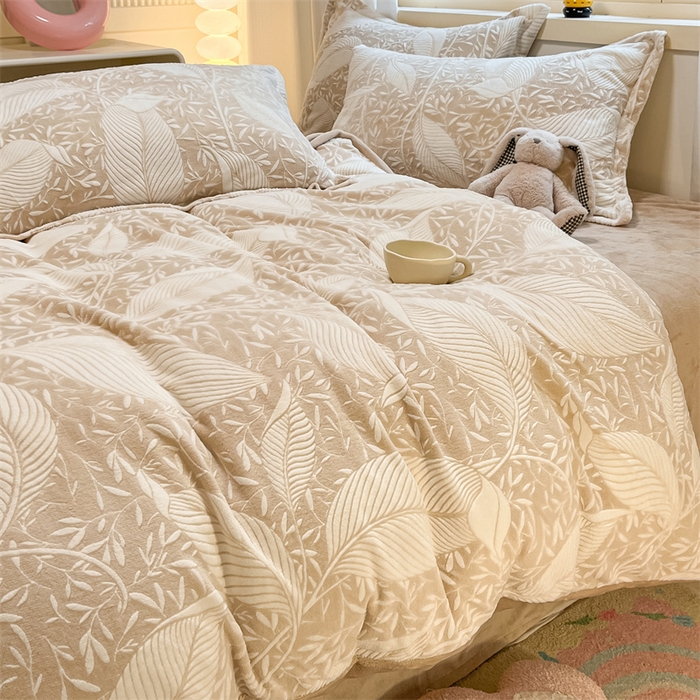 91家纺网 家纺一手货源 找家纺 名兮家居 2025新款立体加厚雕花绒单被套 千叶-咖