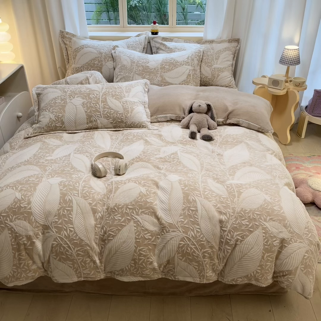 91家纺网 家纺一手货源 找家纺 名兮家居 2025新款立体加厚雕花绒单被套 千叶-咖