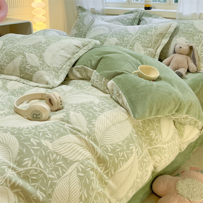 91家纺网 家纺一手货源 找家纺 名兮家居 2025新款立体加厚雕花绒单被套 千叶-绿