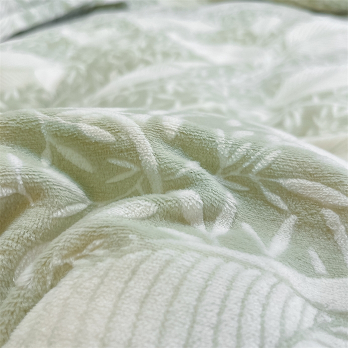 91家纺网 家纺一手货源 找家纺 名兮家居 2025新款立体加厚雕花绒单被套 千叶-绿