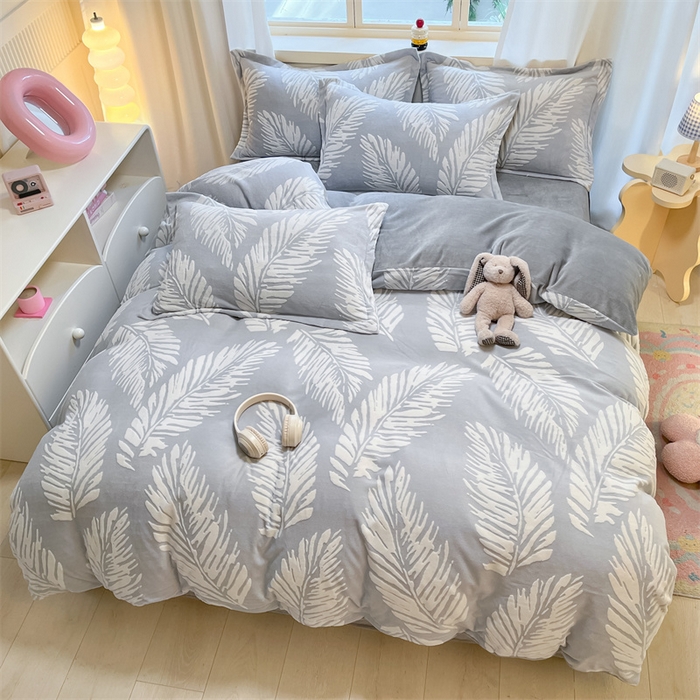 91家纺网 家纺一手货源 找家纺 名兮家居 2025新款立体加厚雕花绒单被套 羽毛-灰