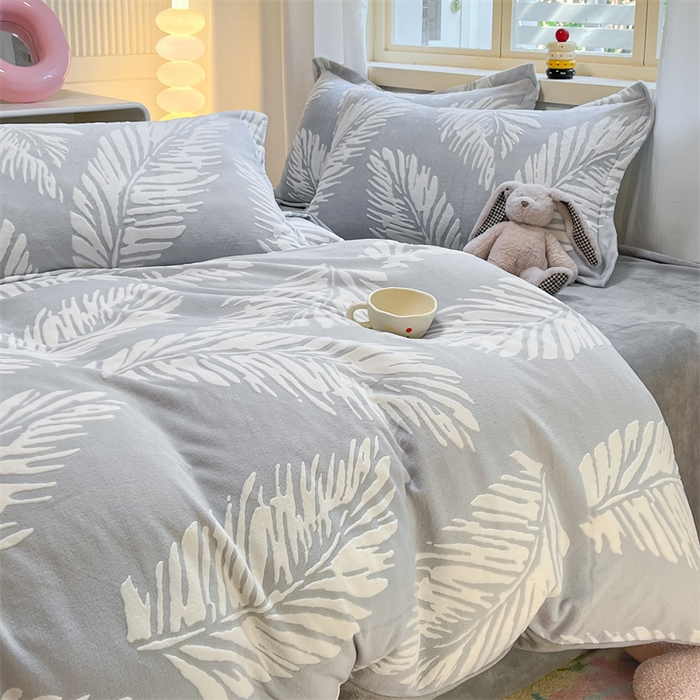 91家纺网 家纺一手货源 找家纺 名兮家居 2025新款立体加厚雕花绒单被套 羽毛-灰