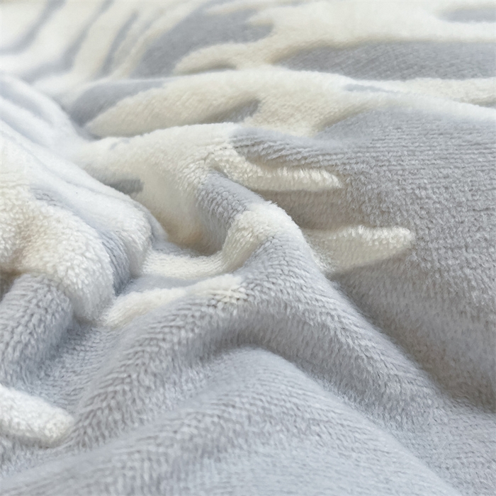 91家纺网 家纺一手货源 找家纺 名兮家居 2025新款立体加厚雕花绒单被套 羽毛-灰