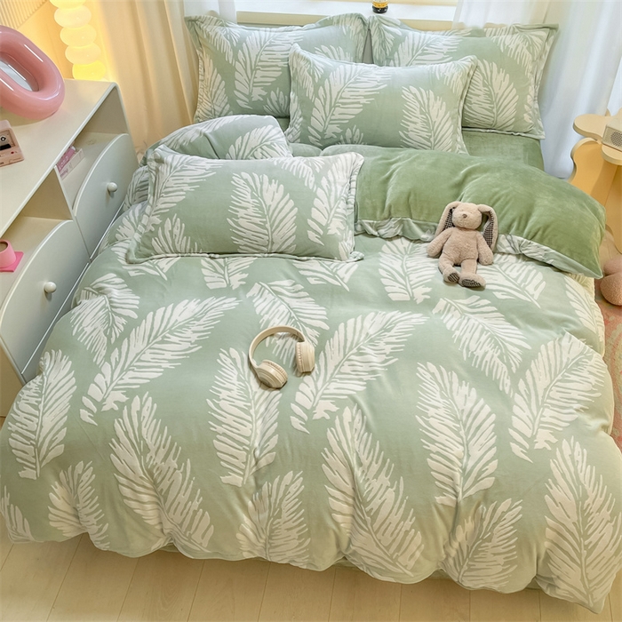 91家纺网 家纺一手货源 找家纺 名兮家居 2025新款立体加厚雕花绒单被套 羽毛-绿