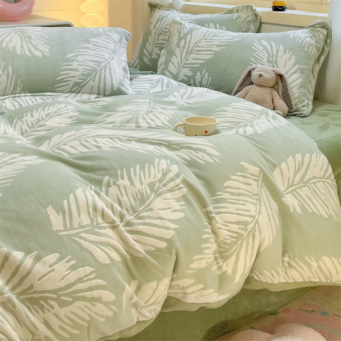 91家纺网 家纺一手货源 找家纺 名兮家居 2025新款立体加厚雕花绒单被套 羽毛-绿