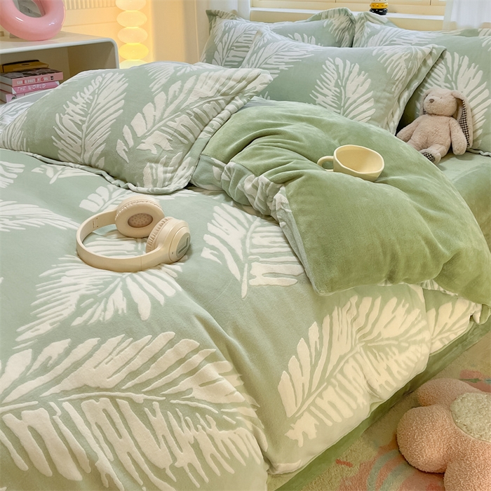 91家纺网 家纺一手货源 找家纺 名兮家居 2025新款立体加厚雕花绒单被套 羽毛-绿