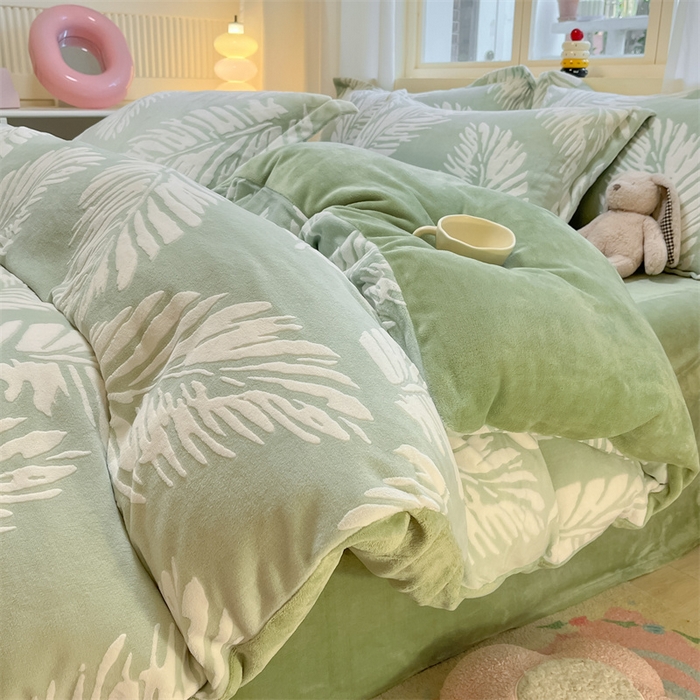 91家纺网 家纺一手货源 找家纺 名兮家居 2025新款立体加厚雕花绒单被套 羽毛-绿