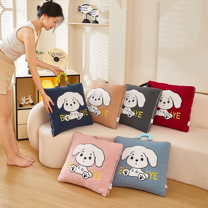 91家纺网 家纺一手货源 找家纺 （总）伊可爱 2025新款秋冬泰迪绒卡通贴布绣提手抱枕被-嘟嘟