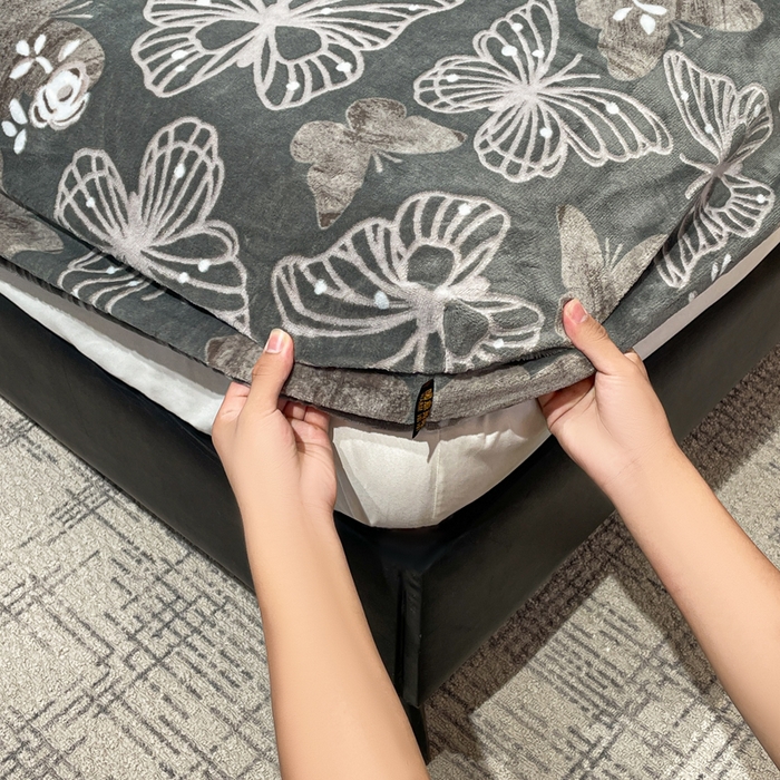 91家纺网 家纺一手货源 找家纺 库里梦家纺 2025网红直播热款美拉德加厚3D雕花牛奶绒床笠 蝶影漫舞