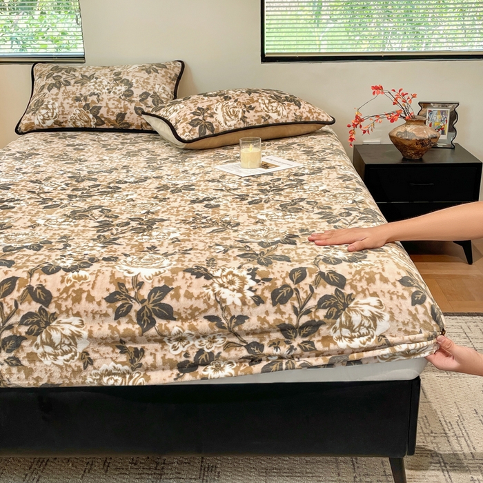 91家纺网 家纺一手货源 找家纺 库里梦家纺 2025网红直播热款美拉德加厚3D雕花牛奶绒床笠 富贵繁花-咖