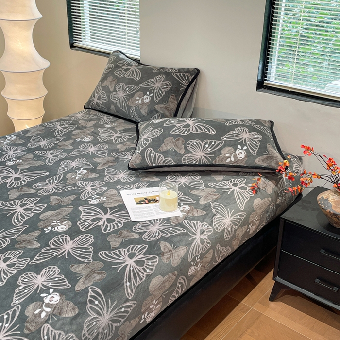 91家纺网 家纺一手货源 找家纺 库里梦家纺 2025网红直播热款美拉德加厚3D雕花牛奶绒床笠 蝶影漫舞