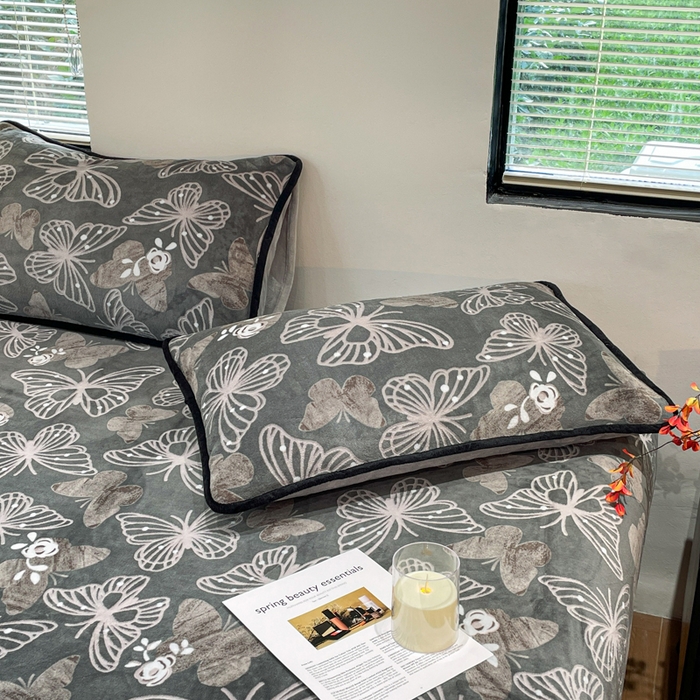 91家纺网 家纺一手货源 找家纺 库里梦家纺 2025网红直播热款美拉德加厚3D雕花牛奶绒床笠 蝶影漫舞