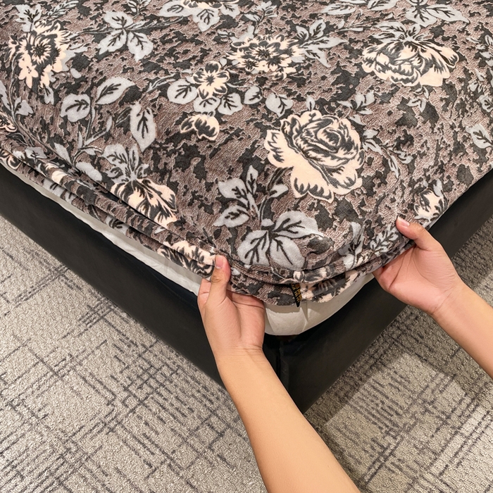 91家纺网 家纺一手货源 找家纺 库里梦家纺 2025网红直播热款美拉德加厚3D雕花牛奶绒床笠 富贵繁花-棕