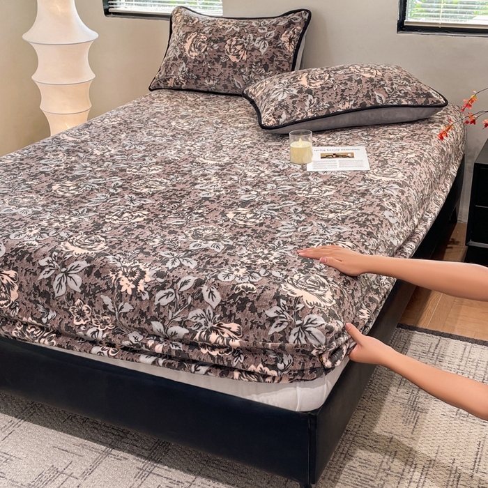 91家纺网 家纺一手货源 找家纺 库里梦家纺 2025网红直播热款美拉德加厚3D雕花牛奶绒床笠 富贵繁花-棕