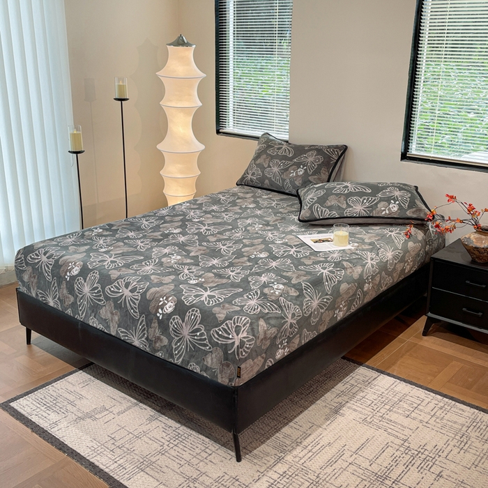 91家纺网 家纺一手货源 找家纺 库里梦家纺 2025网红直播热款美拉德加厚3D雕花牛奶绒床笠 蝶影漫舞