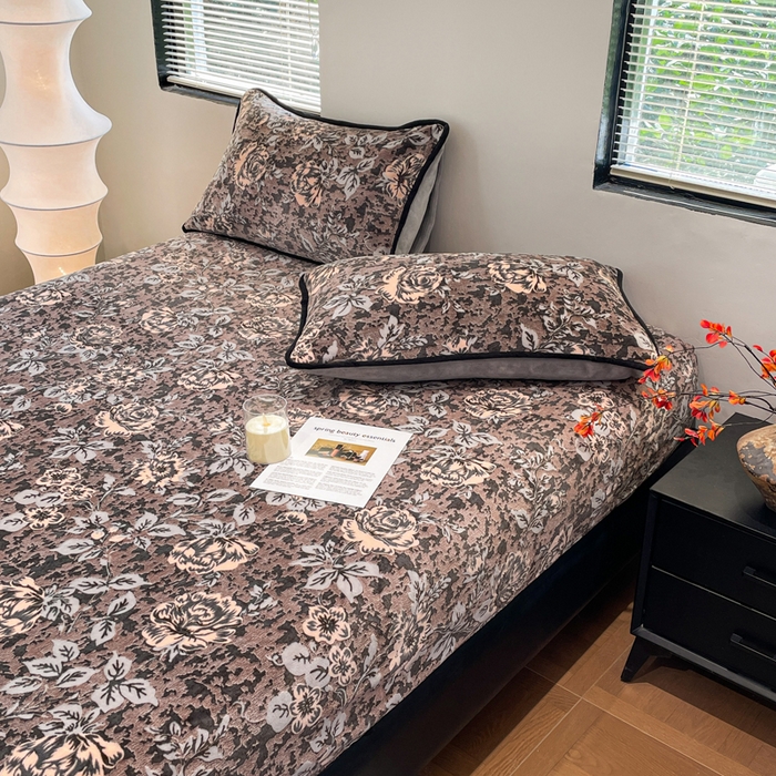 91家纺网 家纺一手货源 找家纺 库里梦家纺 2025网红直播热款美拉德加厚3D雕花牛奶绒床笠 富贵繁花-棕