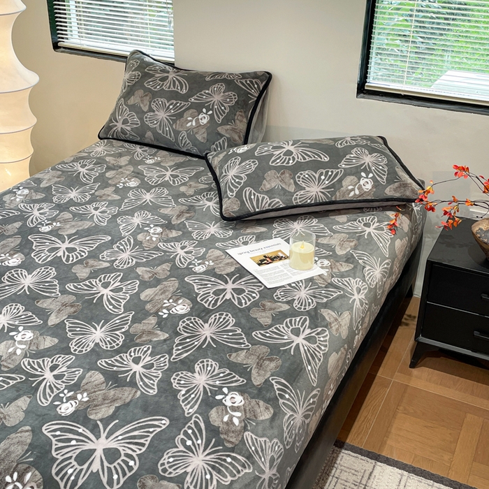 91家纺网 家纺一手货源 找家纺 库里梦家纺 2025网红直播热款美拉德加厚3D雕花牛奶绒床笠 蝶影漫舞