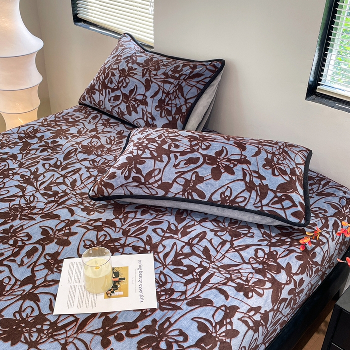 91家纺网 家纺一手货源 找家纺 库里梦家纺 2025网红直播热款美拉德加厚3D雕花牛奶绒床笠 花枝叶语