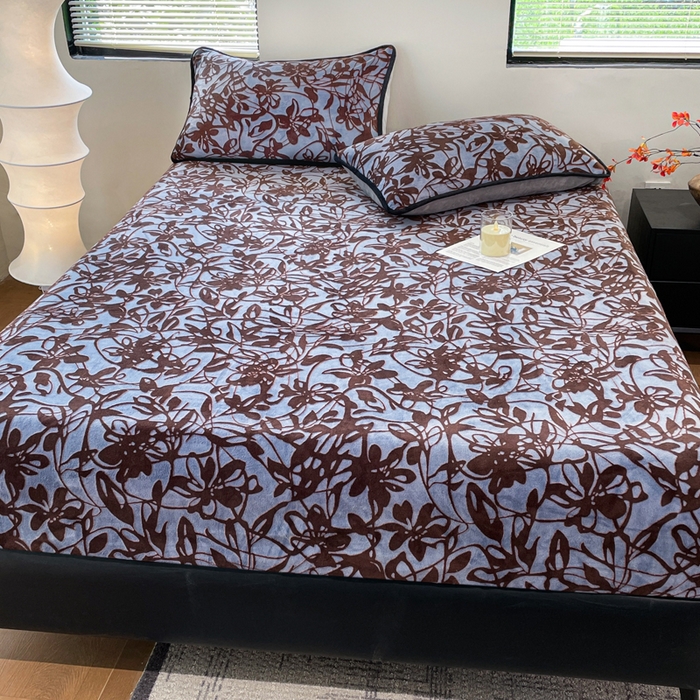 91家纺网 家纺一手货源 找家纺 库里梦家纺 2025网红直播热款美拉德加厚3D雕花牛奶绒床笠 花枝叶语