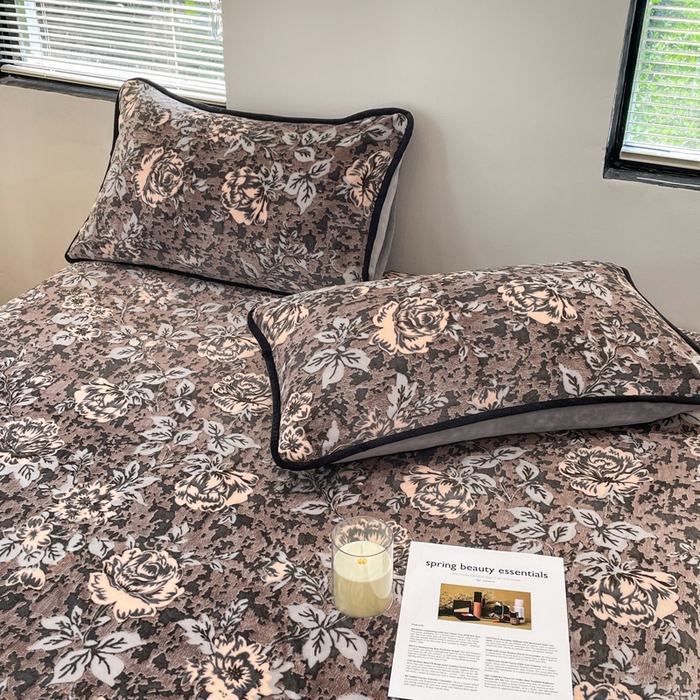 91家纺网 家纺一手货源 找家纺 库里梦家纺 2025网红直播热款美拉德加厚3D雕花牛奶绒床笠 富贵繁花-棕