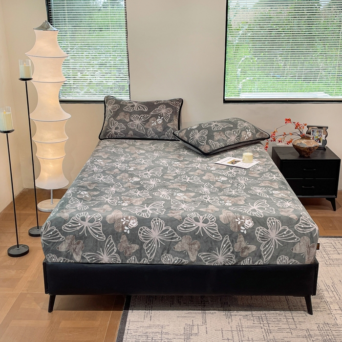 91家纺网 家纺一手货源 找家纺 库里梦家纺 2025网红直播热款美拉德加厚3D雕花牛奶绒床笠 蝶影漫舞