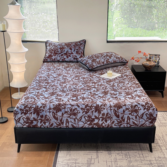 91家纺网 家纺一手货源 找家纺 库里梦家纺 2025网红直播热款美拉德加厚3D雕花牛奶绒床笠 花枝叶语