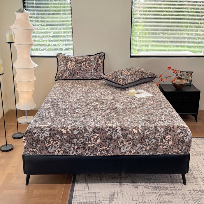 91家纺网 家纺一手货源 找家纺 库里梦家纺 2025网红直播热款美拉德加厚3D雕花牛奶绒床笠 富贵繁花-棕