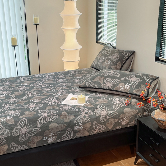 91家纺网 家纺一手货源 找家纺 库里梦家纺 2025网红直播热款美拉德加厚3D雕花牛奶绒床笠 蝶影漫舞