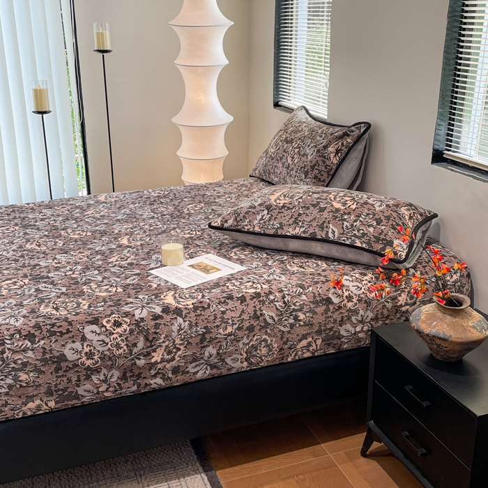 91家纺网 家纺一手货源 找家纺 库里梦家纺 2025网红直播热款美拉德加厚3D雕花牛奶绒床笠 富贵繁花-棕