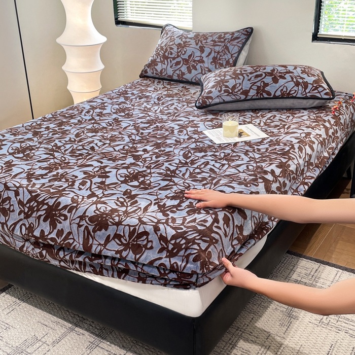 91家纺网 家纺一手货源 找家纺 库里梦家纺 2025网红直播热款美拉德加厚3D雕花牛奶绒床笠 花枝叶语