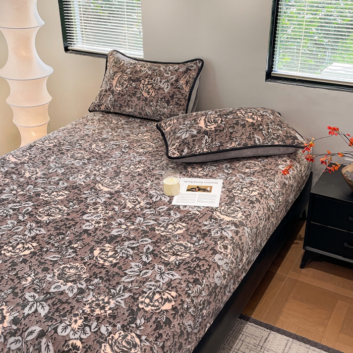 91家纺网 家纺一手货源 找家纺 库里梦家纺 2025网红直播热款美拉德加厚3D雕花牛奶绒床笠 富贵繁花-棕