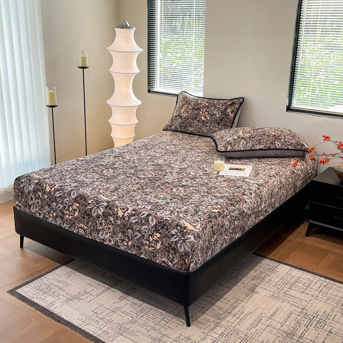 91家纺网 家纺一手货源 找家纺 库里梦家纺 2025网红直播热款美拉德加厚3D雕花牛奶绒床笠 富贵繁花-棕