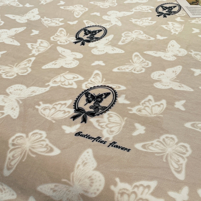 91家纺网 家纺一手货源 找家纺 库里梦家纺 2025网红直播热款美拉德加厚3D雕花牛奶绒床笠 画框蝴蝶