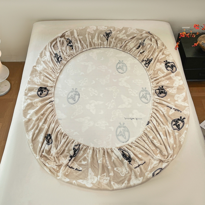 91家纺网 家纺一手货源 找家纺 库里梦家纺 2025网红直播热款美拉德加厚3D雕花牛奶绒床笠 画框蝴蝶