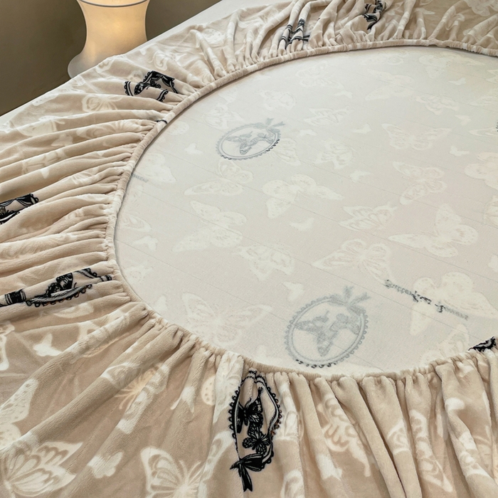 91家纺网 家纺一手货源 找家纺 库里梦家纺 2025网红直播热款美拉德加厚3D雕花牛奶绒床笠 画框蝴蝶