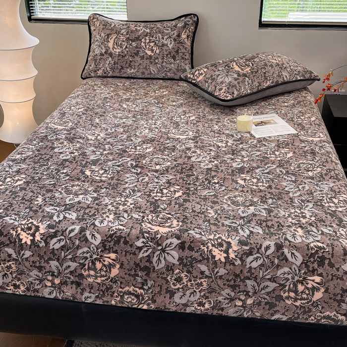 91家纺网 家纺一手货源 找家纺 库里梦家纺 2025网红直播热款美拉德加厚3D雕花牛奶绒床笠 富贵繁花-棕