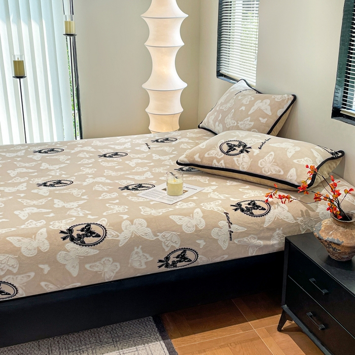 91家纺网 家纺一手货源 找家纺 库里梦家纺 2025网红直播热款美拉德加厚3D雕花牛奶绒床笠 画框蝴蝶