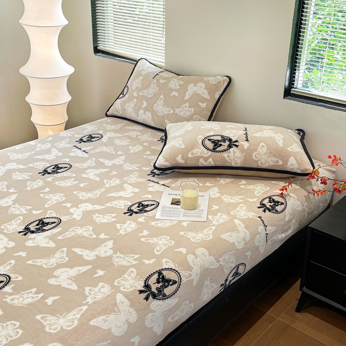 91家纺网 家纺一手货源 找家纺 库里梦家纺 2025网红直播热款美拉德加厚3D雕花牛奶绒床笠 画框蝴蝶