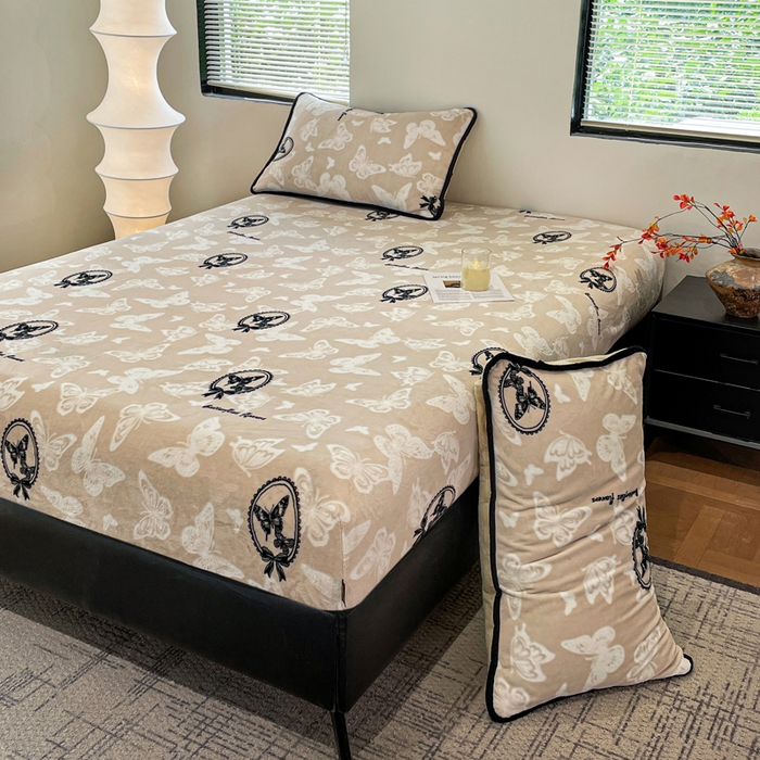 91家纺网 家纺一手货源 找家纺 库里梦家纺 2025网红直播热款美拉德加厚3D雕花牛奶绒床笠 画框蝴蝶