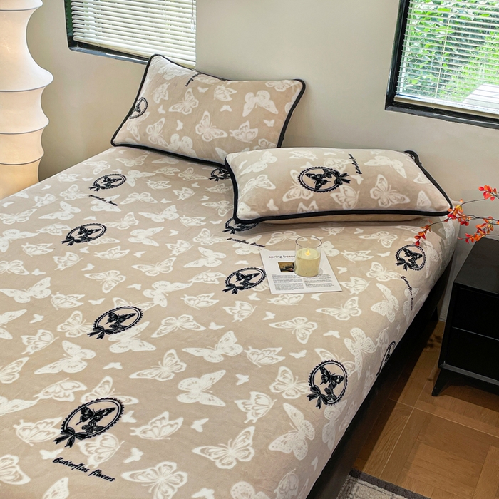 91家纺网 家纺一手货源 找家纺 库里梦家纺 2025网红直播热款美拉德加厚3D雕花牛奶绒床笠 画框蝴蝶